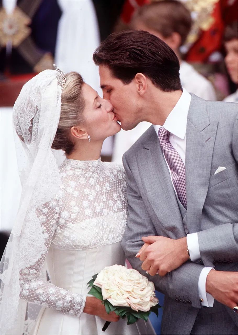Most Memorable Royal Kisses Caught on Camera 11