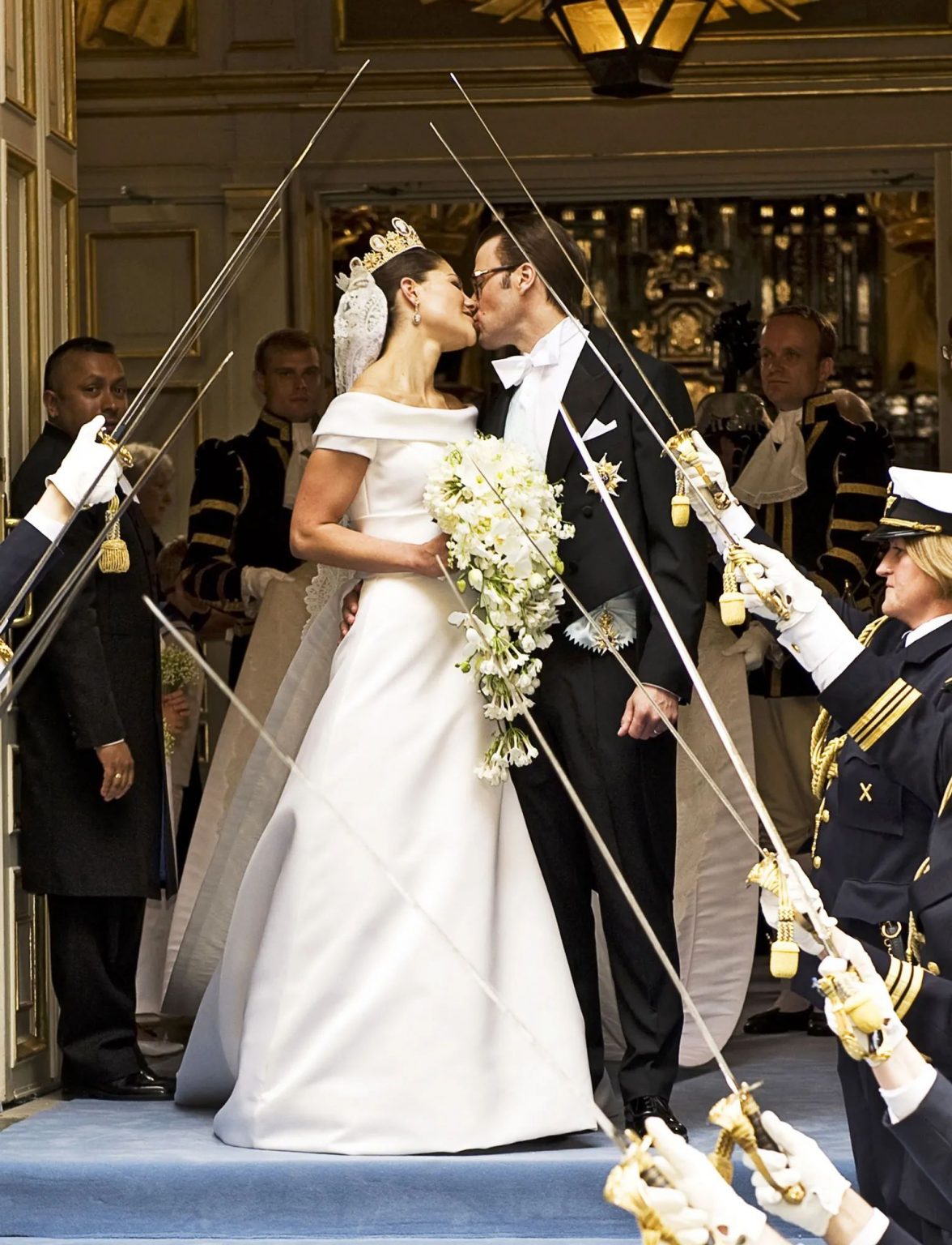 Most Memorable Royal Kisses Caught on Camera 8 1176x1536 1